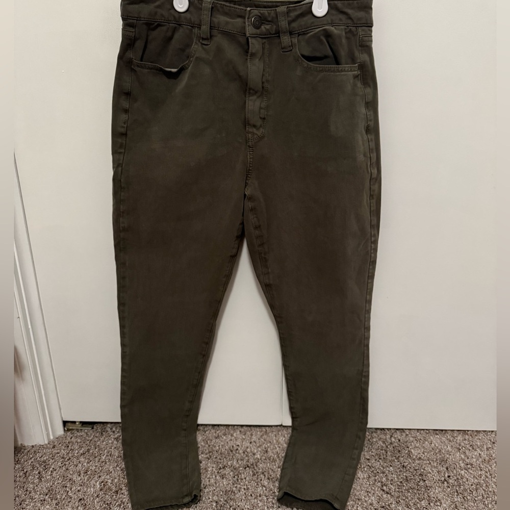 American Eagle Super Hi-Rise Jegging in Olive Green, Size 6